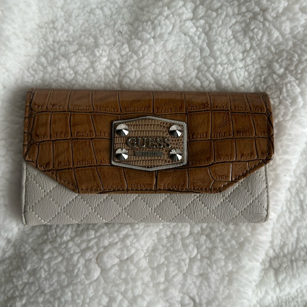 Women’s wallet by Guess